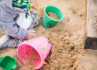czy warto umieścić piaskownicę dla dziecka w ogrodzie?